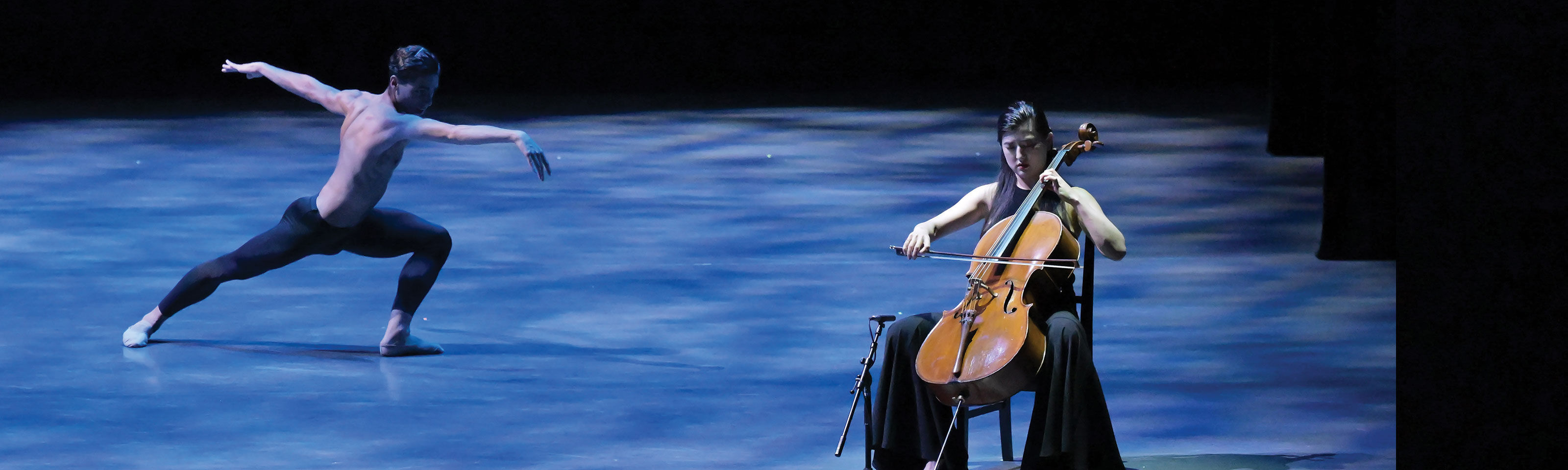 Direttore di scena al lavoro in teatro con partitura