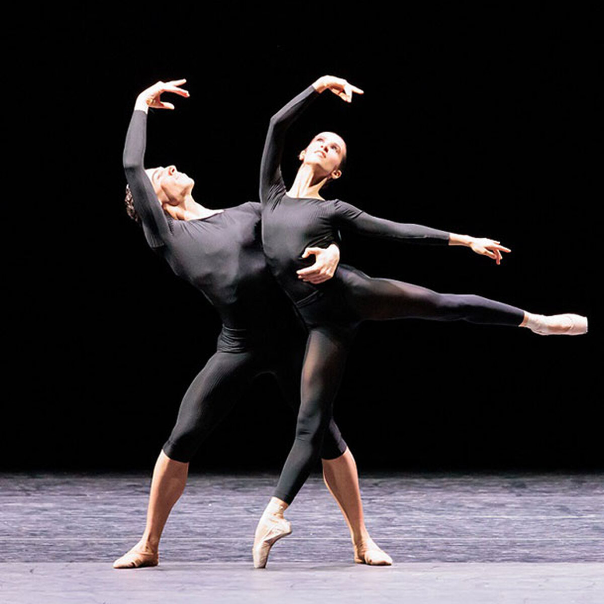 Ballerini danza contemporanea in New Sleep Duet di William Forsythe